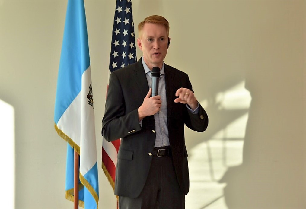 Senador James Lankford defendió el trabajo de la Cicig en su reunión con el presidente Jimmy Morales. (Foto Prensa Libre: Embajada de EE. UU.)