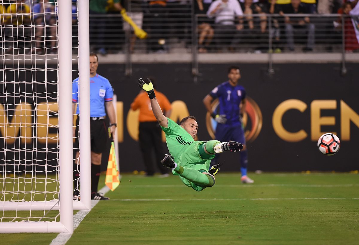 David Ospina, portero de Colombia, detiene el penalti de Miguel Trauco, de Perú (Foto Prensa Libre: AFP)