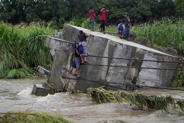 Estudiantes  cruzan el río  con riesgos.