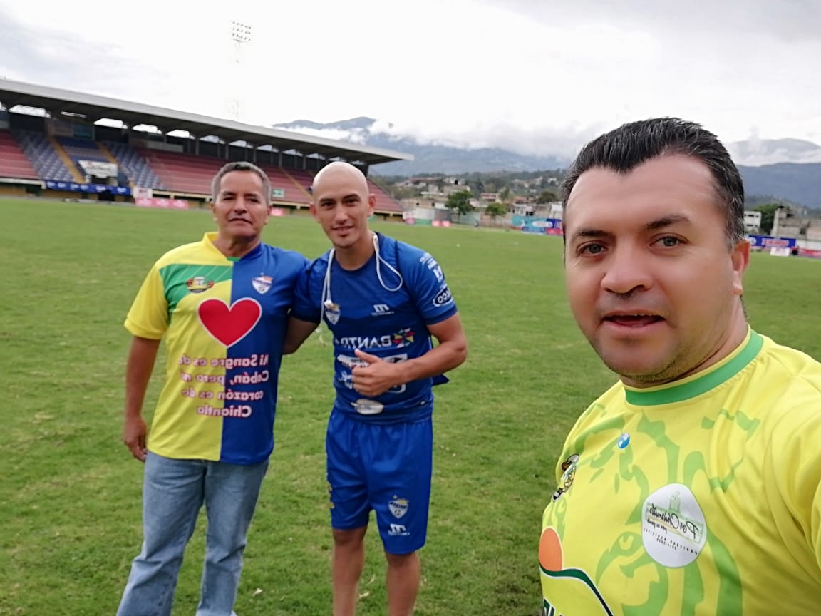 Eduardo Soto se tomó una fotografía con un aficionado que portaba una camisola con la mitad de los colores de Cobán y la mitad con los colores de Chiantla. (Foto Prensa Libre: Edward Kenny Alvarado)