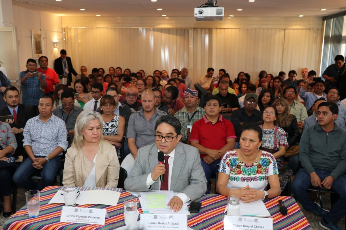 Conferencia de Jordán Rodas junto a líderes y activistas sociales. (Foto: PDH)