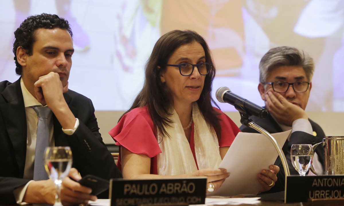 Integrantes de la Comisión la CIDH, Paolo Abrao (i), Antonia Urrejola (c) y Joel Hernández, Embajador del (CIDH) Centro Internacional de Derechos Humanos participan en la conferencia de prensa en Managua, Nicaragua. (Foto Prensa Libre:AFP)