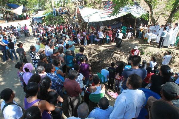 pobladores que se mantienen en resistencia participan en una misa.