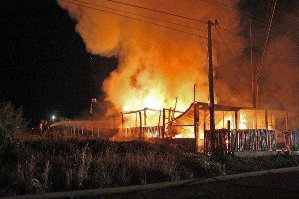 Fuego destruye restaurante Mi Ranchito ubicado en Coatepeque. (Foto Prensa Libre: Alexander Coyoy) <br _mce_bogus="1"/>