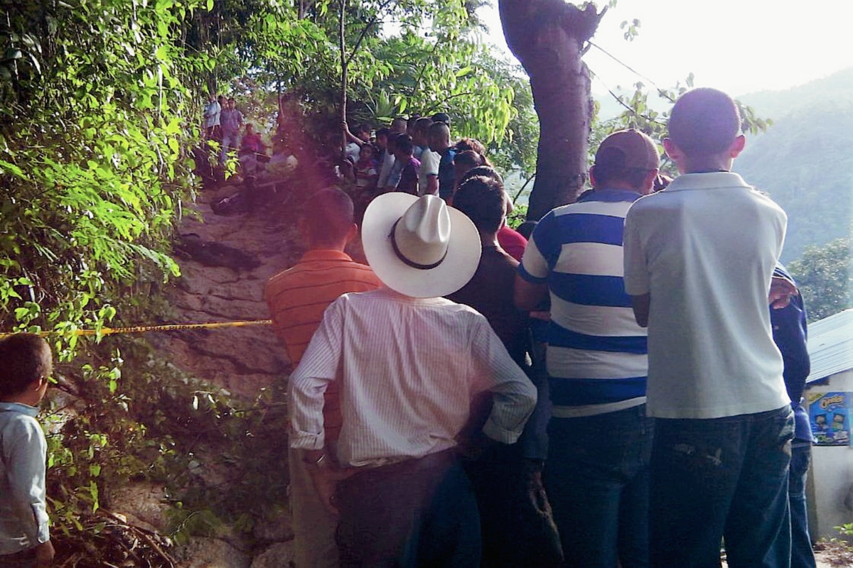 Cadáveres fueron encontrados en un camino peatonal de terracería. (Foto Prensa Libre: Héctor Contreras)