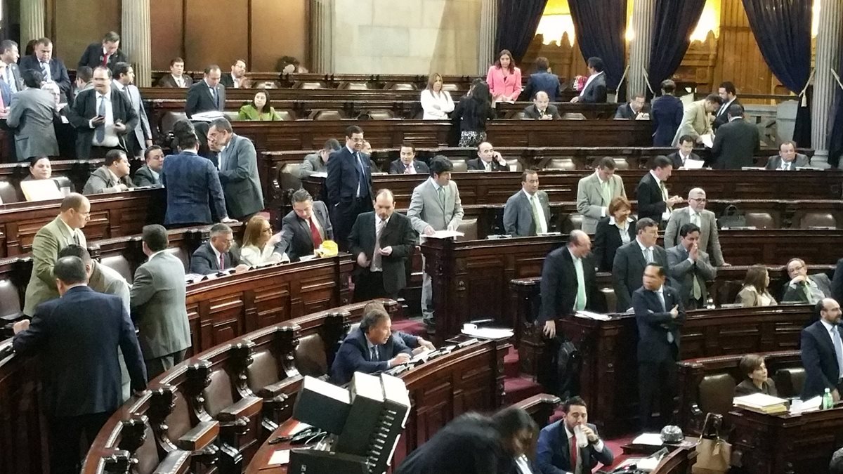 El proyecto de presupuesto 2017 fue avalado en segunda lectura con la presencia de 126 diputados. (Foto Prensa Libre: Jessica Gramajo)