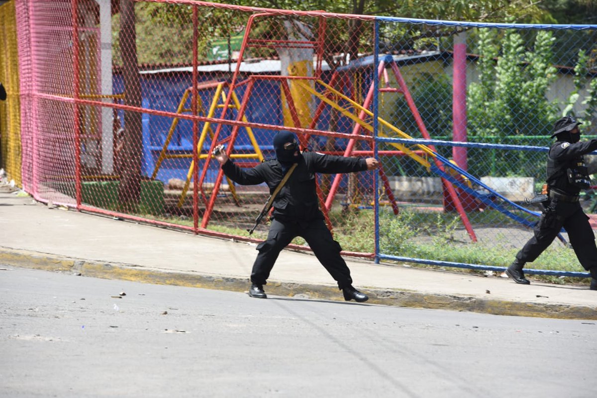 Manifestantes participaban en marcha "Somos la voz de los presos políticos" cuando fueron atacados con disparos. (Foto Prensa Libre: La Prensa Nicaragua)