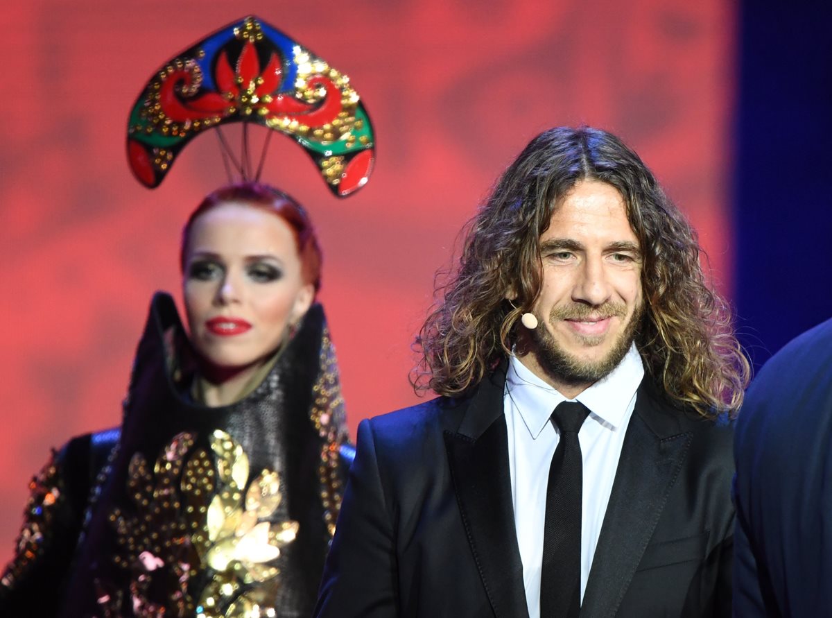 El español Carles Puyol arriba a la ceremonia de grupo. (Foto Prensa Libre: AFP).