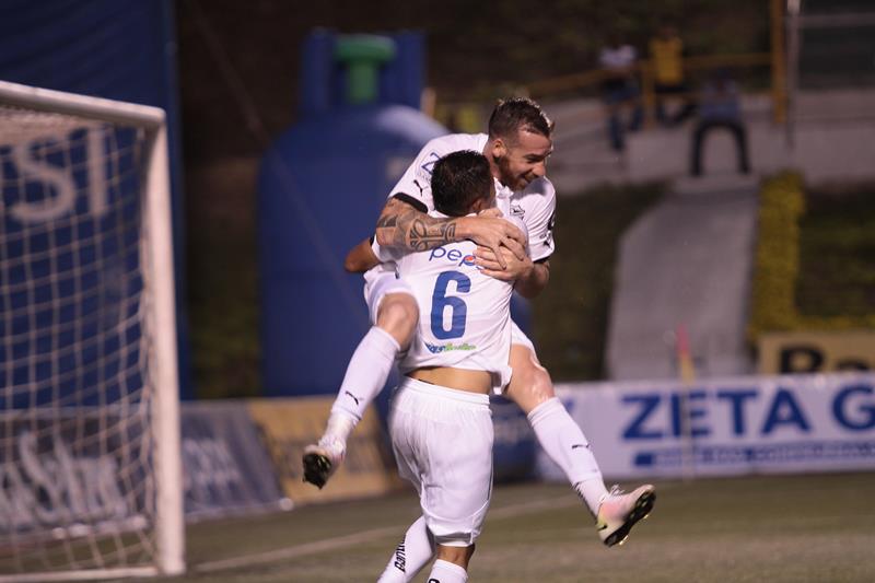 Emiliano López volvió a lavarle el rostro a Comunicaciones con dos goles. (Foto Prensa Libre: Jesús Cuque)