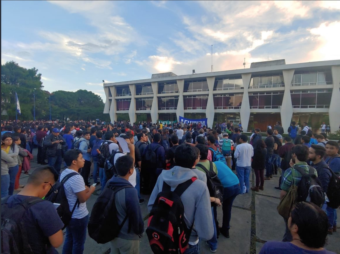 Los estudiantes de la Usac han sostenido asambleas para coordinar acciones en contra de las decisiones del gobierno en relación a la Cicig. (foto Prensa Libre: Hemeroteca PL)