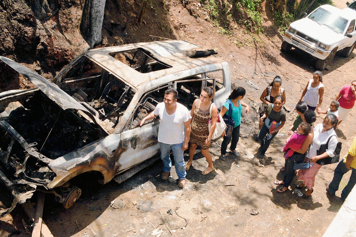 La camioneta agrícola del precandidato del PP en Pueblo Nuevo Viñas, Santa Rosa, Diter Morales, fue consumida por las llamas. (Foto Prensa Libre: Oswaldo Cardona)