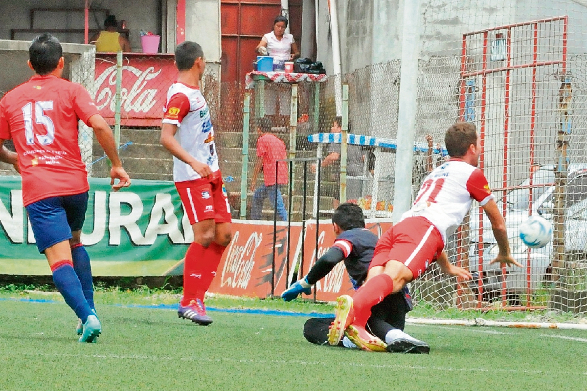 William Negrete, portero de Mictlán, observa desde el suelo cómo el esférico impulsado por Carlos Rodas, de Malacateco —15—, ingresa en su portería, para el 1-0 parcial en el marcador. (Foto Prensa Libre: Alexander Coyoy)