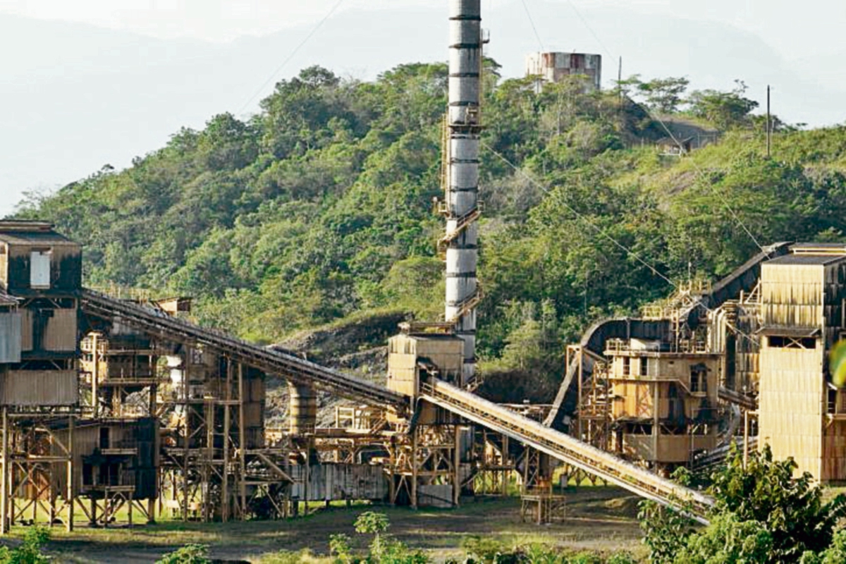 Explotación de níquel a orillas del lago de Izabal, en el nororiente de Guatemala. (Foto Prensa Libre: Mynor de León)