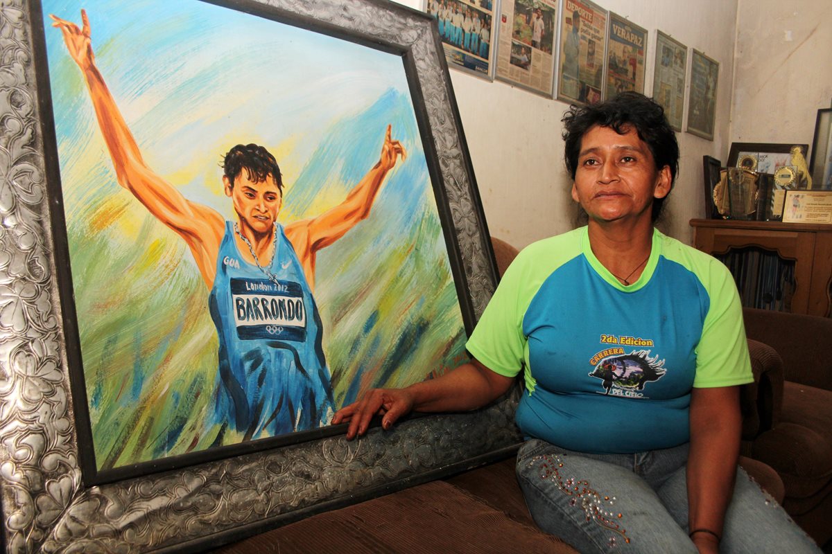 La mamá de Érick Barrondo, Wendy de Barrondo, observa uno de los cuadros que le hicieron a su hijo luego de ganar la medalla en las Olimpiadas de Londres. (Foto Prensa Libre: Eduardo Sam)