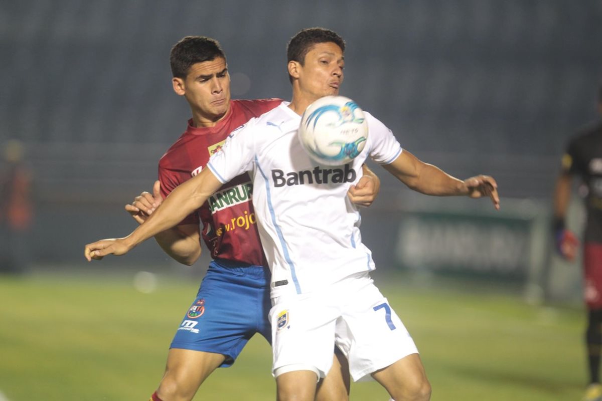 Jairo Arreola pelea un balón con José Pinto.