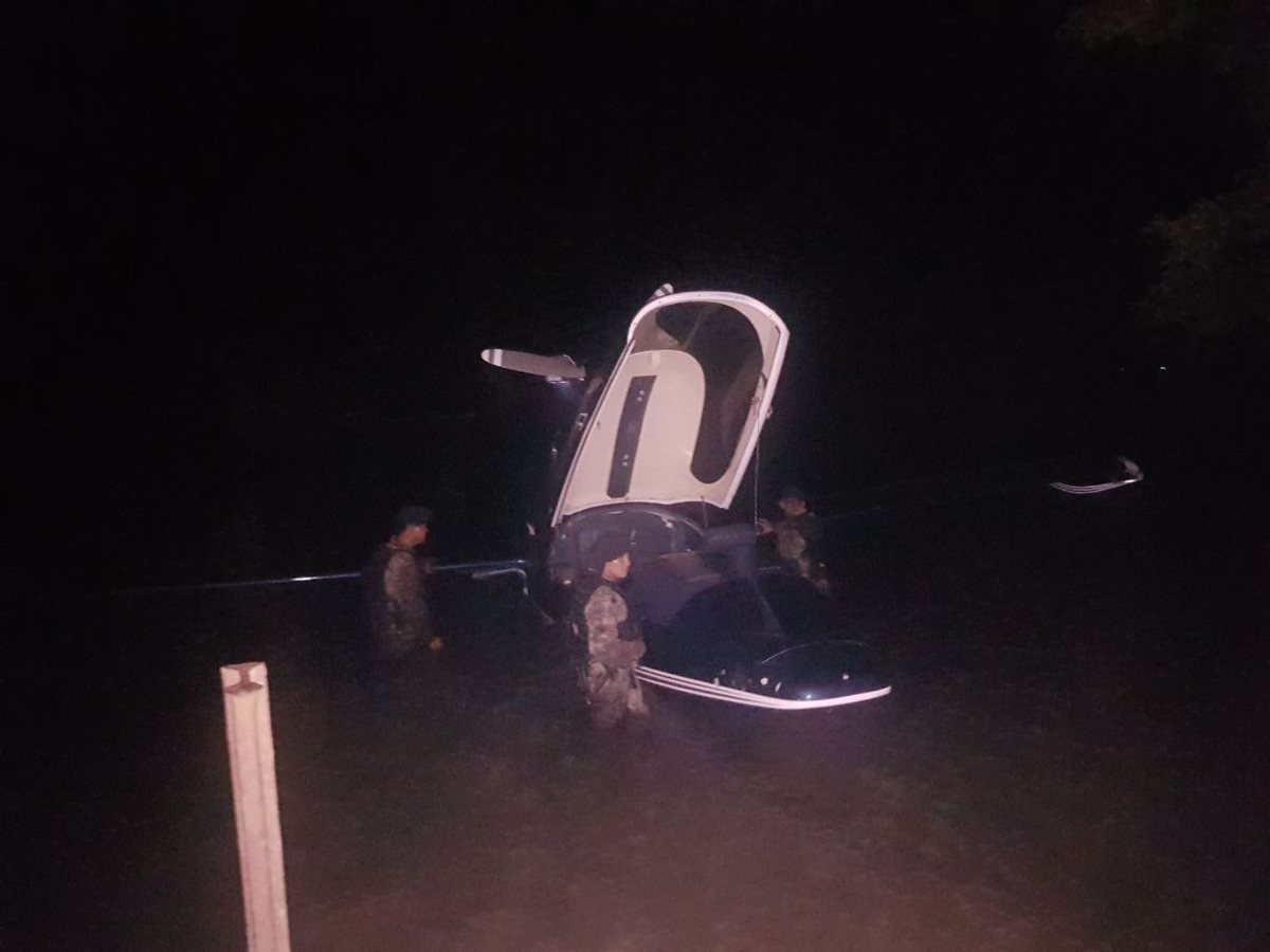 En esta aeronave que amerizó en la playa de Mariscos, transportaban los maletines con dólares. (Foto Prensa Libre: Ejército)