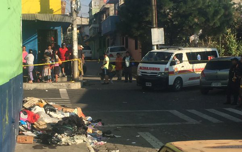 El cuerpo fue encontrado a un costado del mercado de la colonia La Bethania, zona 7. (Foto: Bomberos Voluntarios).