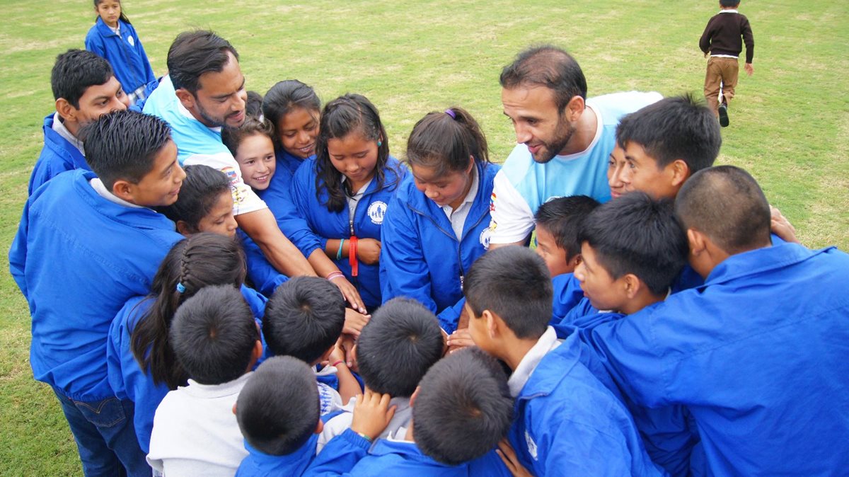 José Manuel Contreras y Carlos Humberto Ruiz comparten con los niños huérfanos de la Fundación Nuestros Pequeños Hermanos (Foto Prensa Libre: Norvin Mendoza)