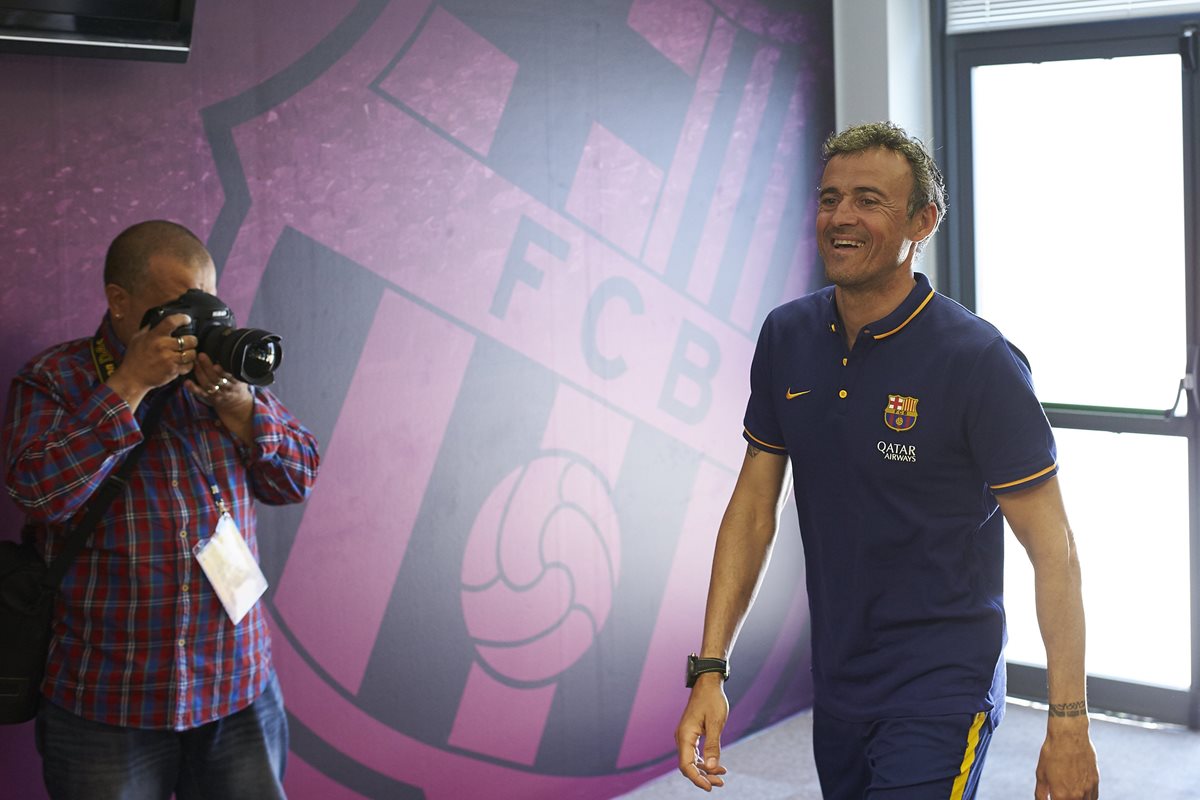 Luis Enrique fue captado al ingresar a la Conferencia de Prensa al finalizar el entrenamiento. (Foto Prensa Libre: EFE)