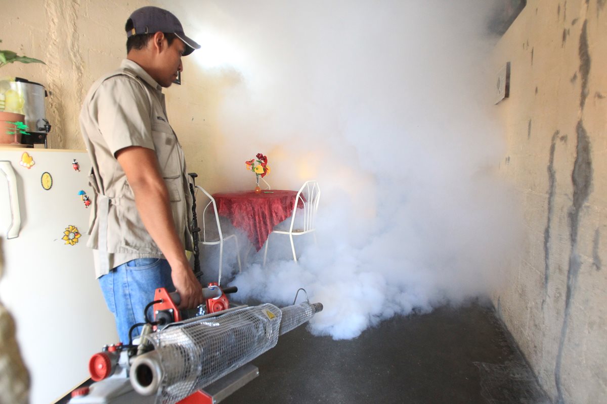 Personal del Ministerio de Salud fumigó viviendas de la colonia Bethania en zona 7. (Foto Prensa Libre: Esbin García)