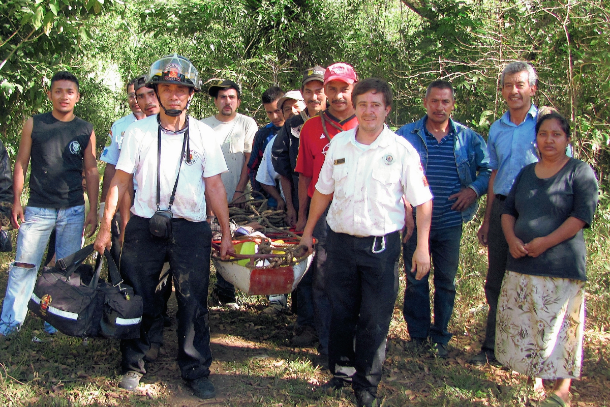 Socorristas trasladan  el cuerpo de una de las personas ahogadas el Viernes Santo en el río Los Esclavos, en Cuilapa, Santa Rosa. (Foto Prensa Libre: Oswaldo Cardona)