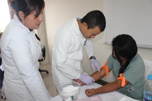 Estudiante universitaria dona sangre en la jornada de donación efectuada en la cabecera de Jutiapa. (Foto Prensa Libre: Óscar González) <br _mce_bogus="1"/>