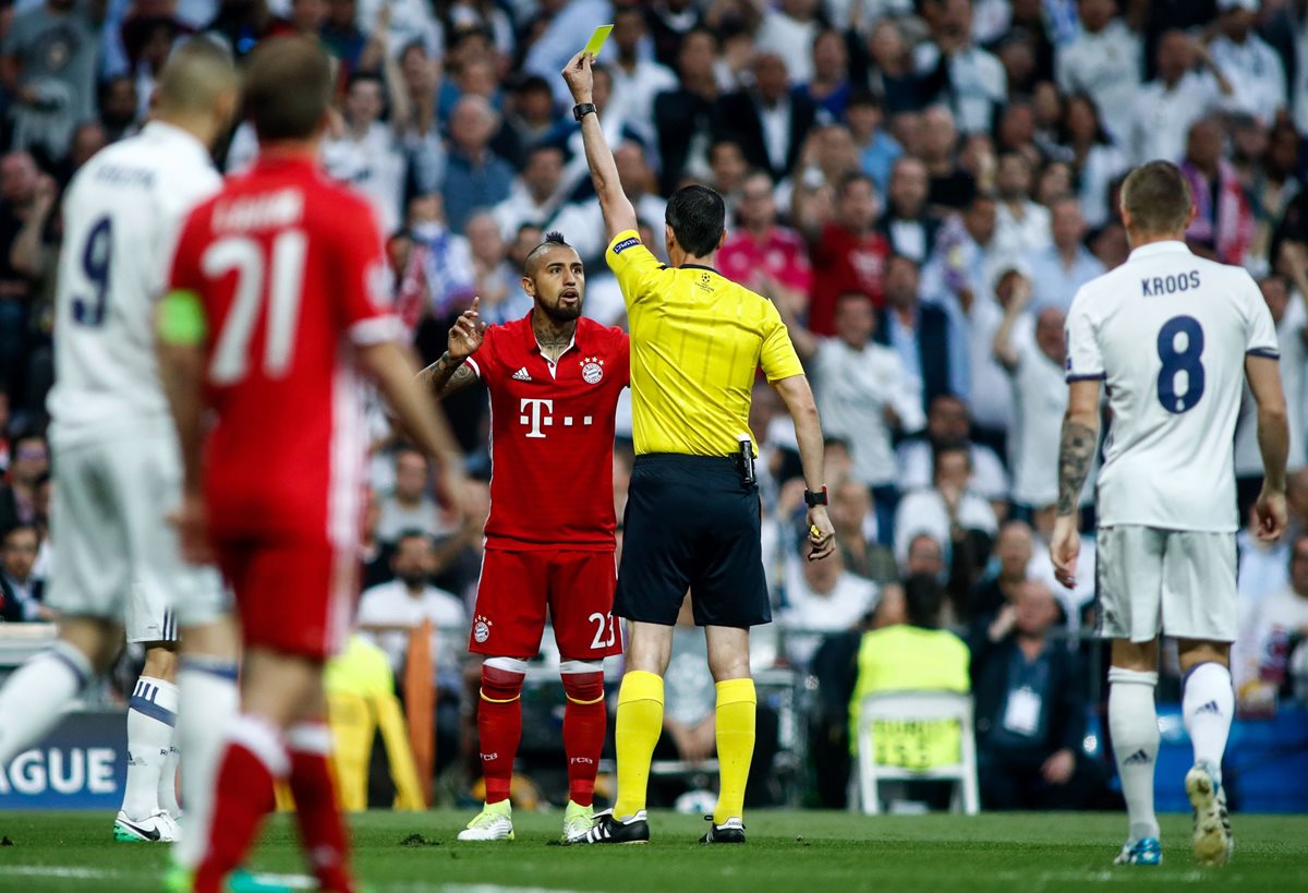 El árbitro amonesta al chileno Arturo Vidal por una falta a las afueras del área alemana.