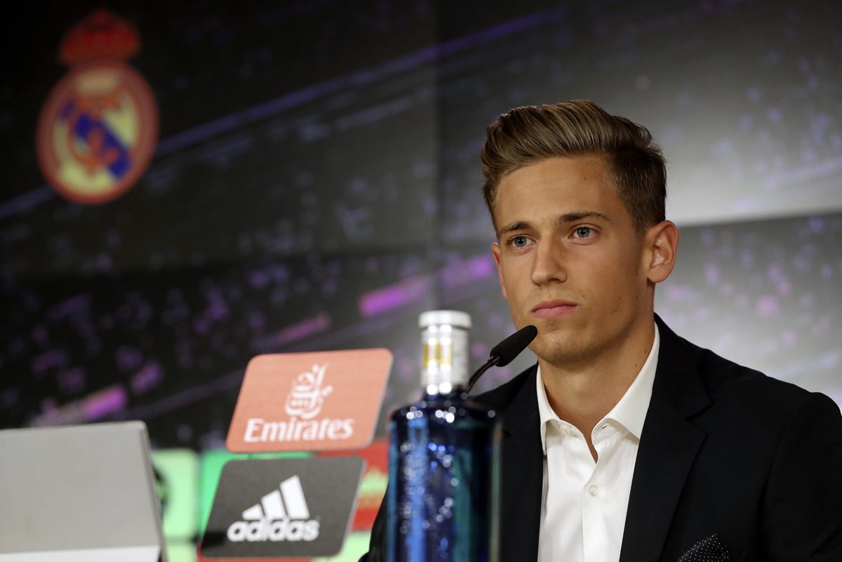 Luego de firmar su renovación, como es tradición, Marcos Llorente compareció a los medios hoy en el estadio Santiago Bernabéu. (Foto Prensa Libre: EFE)