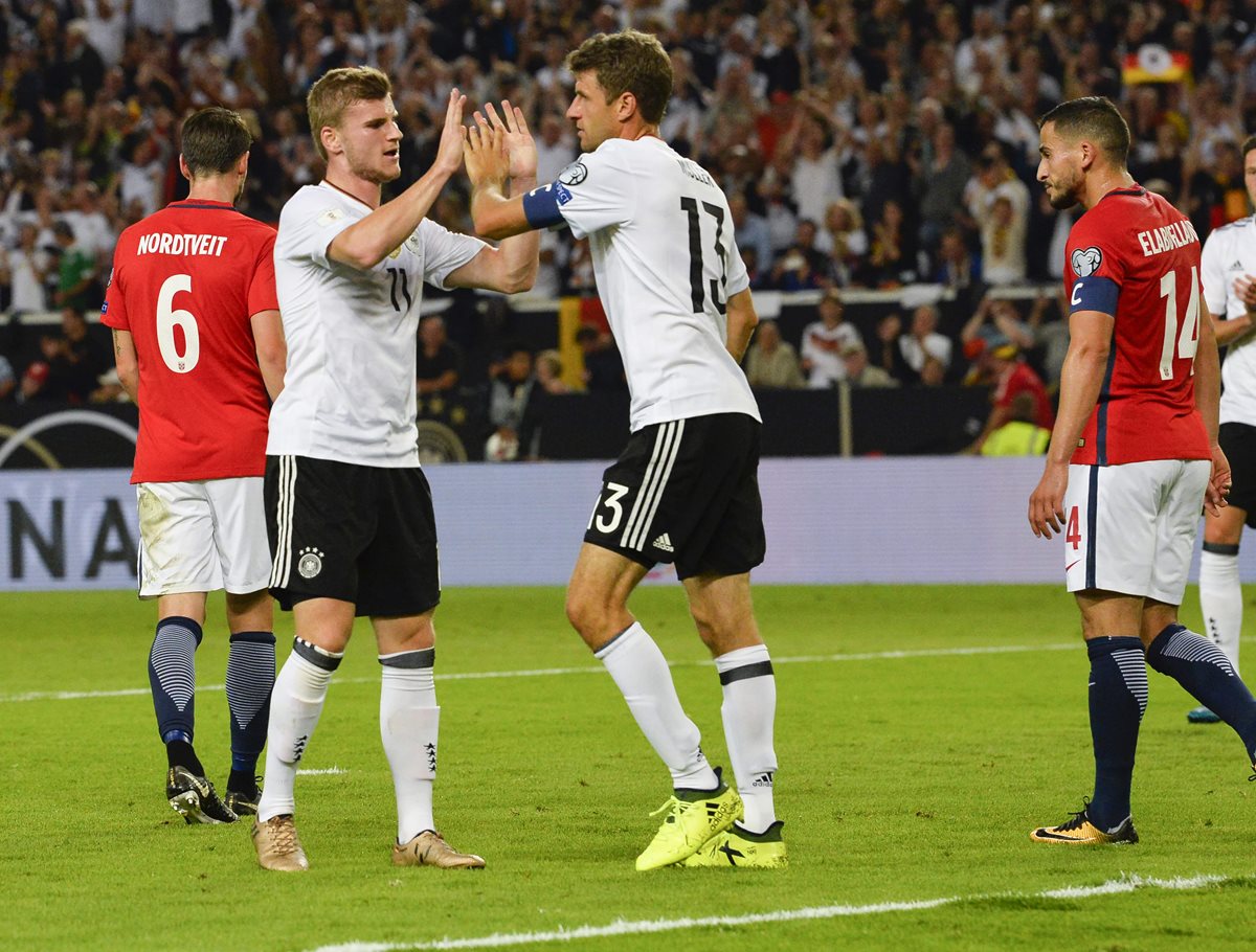 Thomas Müller felicita a Timo Werner luego de una de sus anotaciones. (Foto Prensa Libre: AFP)