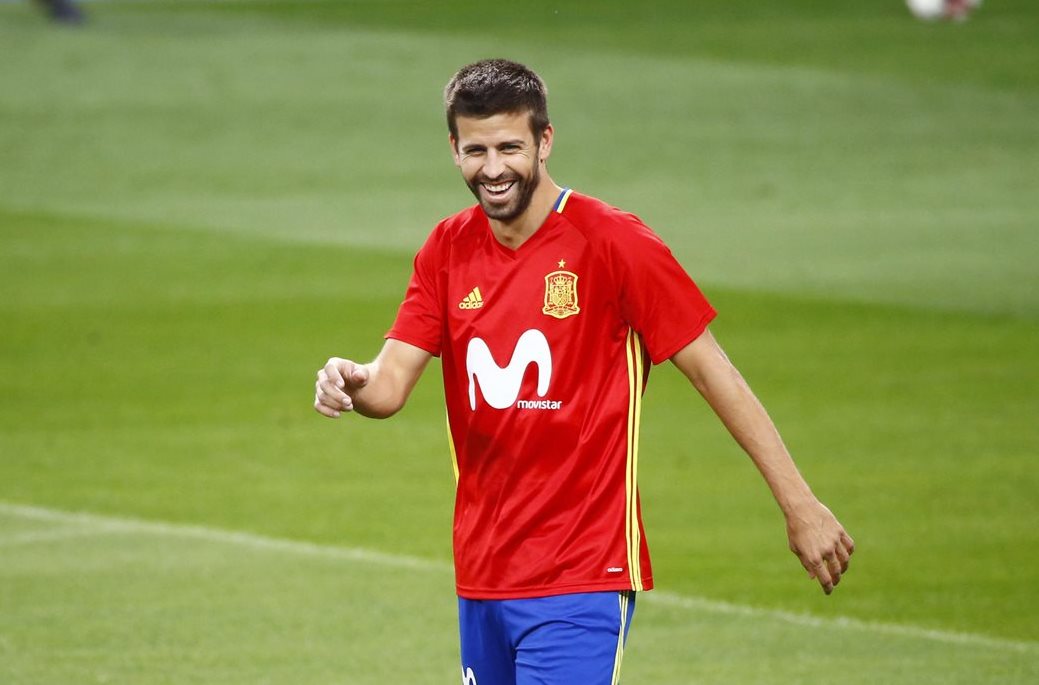 Gerard Piqué sonríe durante el entrenamiento de España en el Bernabéu. (Foto Prensa Libre: EFE)