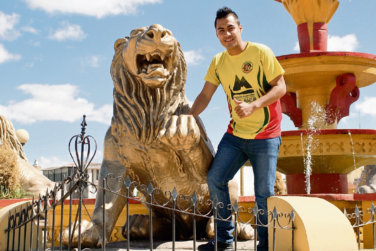 José López posa junto a un león, que es uno de los símbolos de San Marcos y representa al equipo que busca recuperar el protagonismo en el torneo. (Foto Prensa Libre: Aroldo Marroquín)