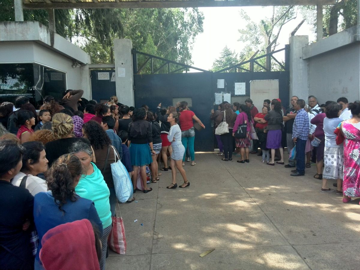 Frente al ingreso de la cárcel Pavon, permanecen familiares a quienes se les prohibió el ingreso; (Foto Prensa Libre: Estuardo Paredes)