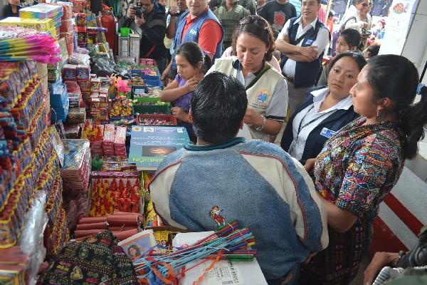 Diaco visita venta de juegos pirotécnicos.