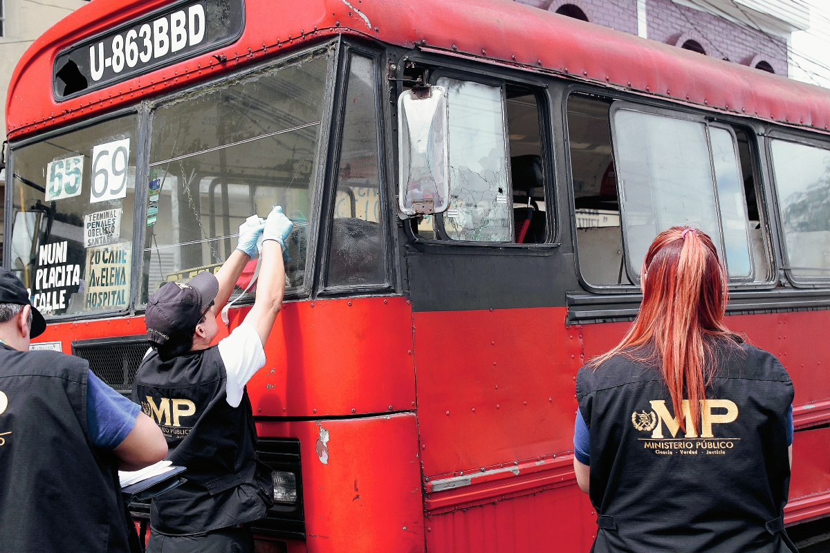 Peritos del Ministerio Público trabajan en la escena donde se produjo el ataque (Foto Prensa Libre: Erick Ávila)