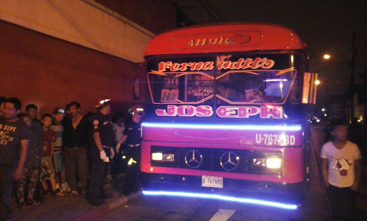 El piloto de un bus de la ruta 70 murió en la zona 9 a balazos. (Foto Prensa Libre: Cortesía CBM)