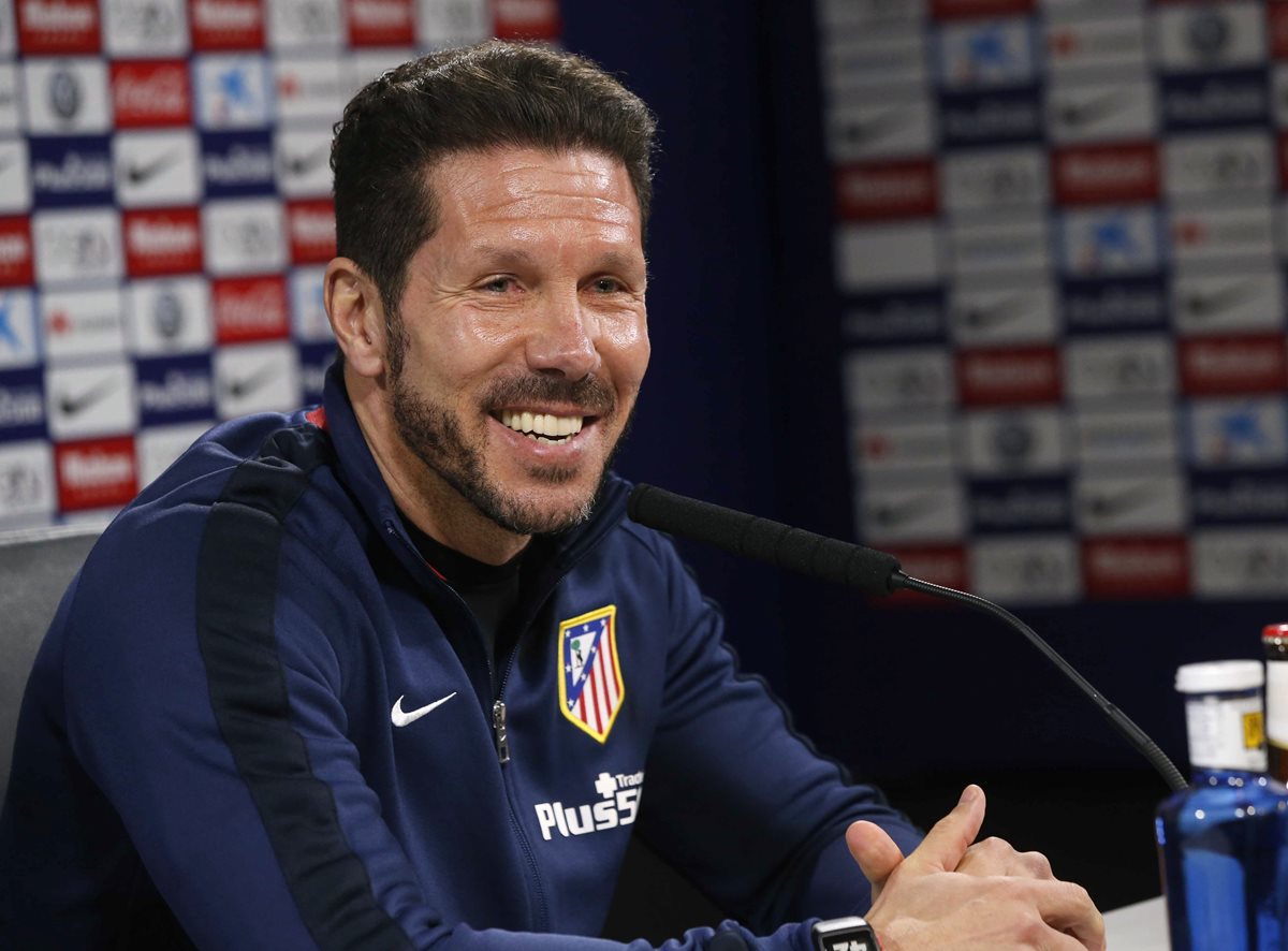 El argentino Diego Simeone, técnico del Atlético de Madrid, durante la conferencia de prensa de hoy en la capital española. (Foto Prensa Libre: EFE)