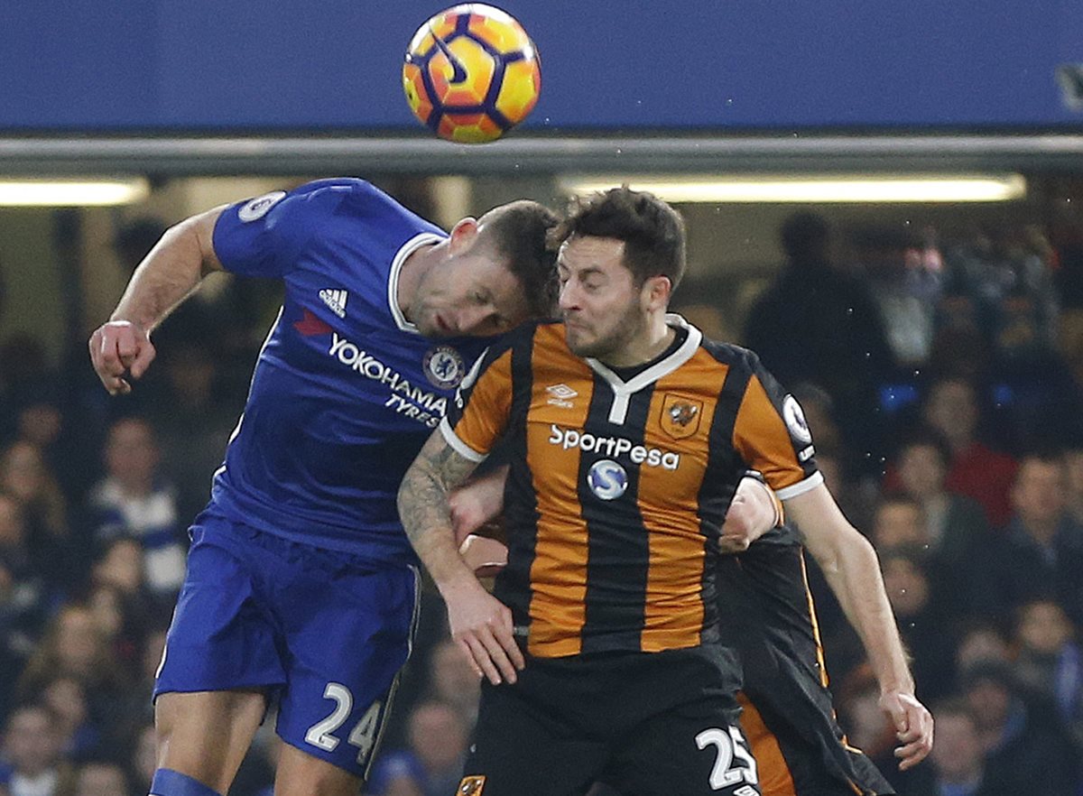 El centrocampista del Hull City Ryan Mason evoluciona favorablemente de la fractura craneal que sufrió el pasado domingo. (Foto Prensa Libre: AFP)