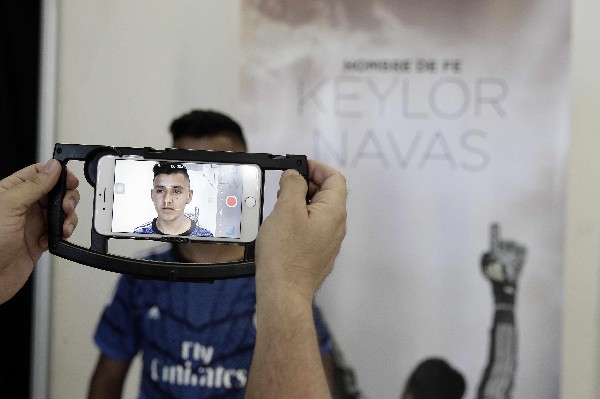 Un joven hace una audición para una película sobre la vida del arquero costarricense Keylor Navas. (Foto Prensa Libre: EFE).