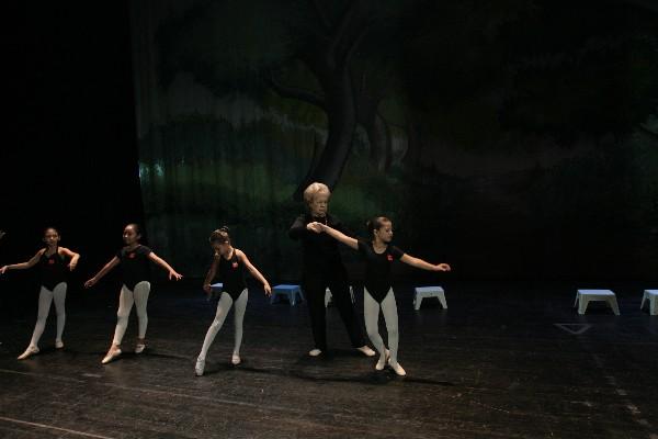 Academia de baile presentará hoy una función de gala en el Teatro Nacional. (Foto Prensa Libre: Lucía Herrera)