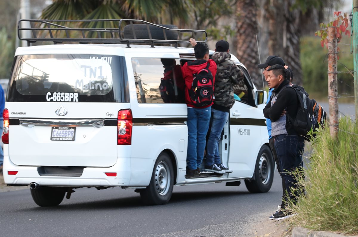 Vecinos de las colonias Minerva y otras de la zona 11 de Mixco, utilizan transportes alternativos para llegar a sus destinos debido a que no hay suficiente transporte público. (Foto Prensa Libre: Óscar Felipe Quisque)