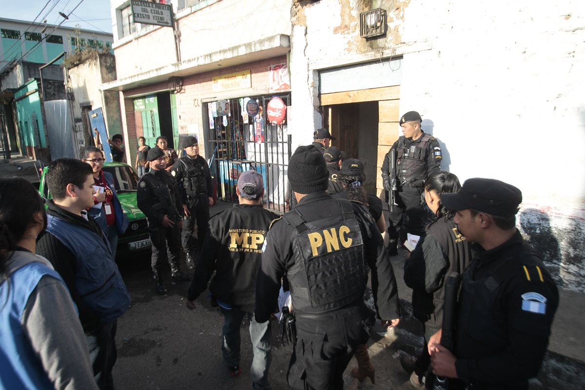 Agentes de la PNC participan en el operativo en conjunto con el MP. (Foto Prensa Libre: Erick Ávila)