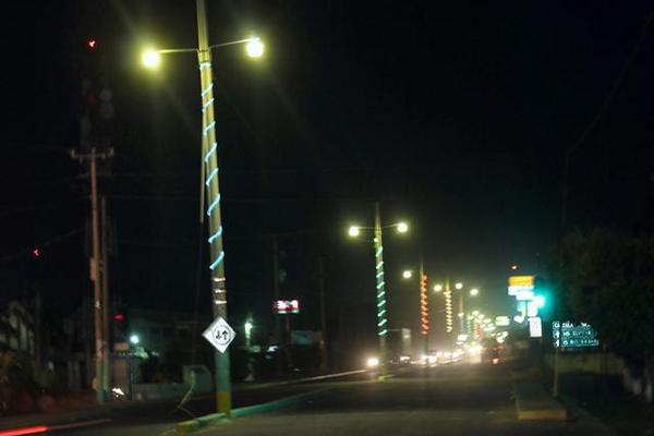 La comuna de Tiquisate colocó por primera vez luces de colores en los postes del alumbrado público de dicho municipio. (Foto Prensa Libre: Felipe Guzmán)<br _mce_bogus="1"/>