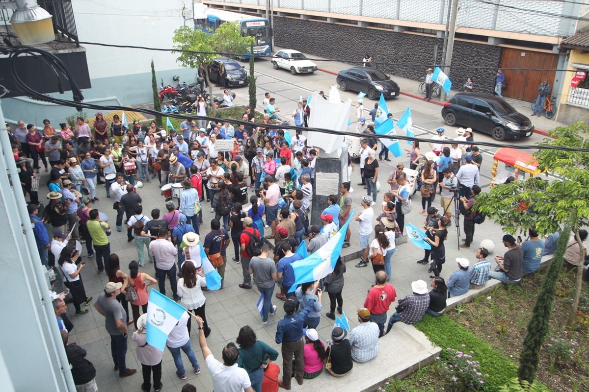 Más de cien manifestantes están afuera de la Corte de Constitucionalidad.