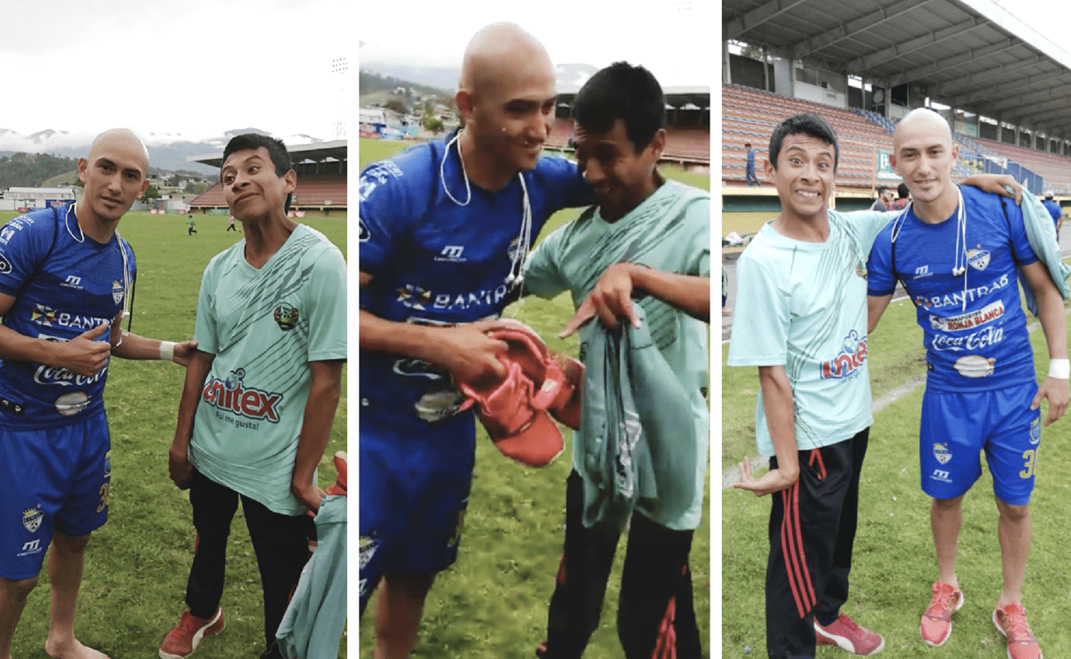 Eduardo Soto le regaló sus tenis a Helder Iván López, utilero de Chiantla. (Foto Prensa Libre: Edward Kenny Alvarado)