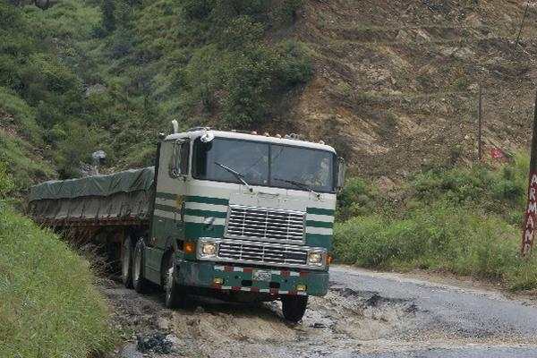 Grandes baches hay en tramo afectado.