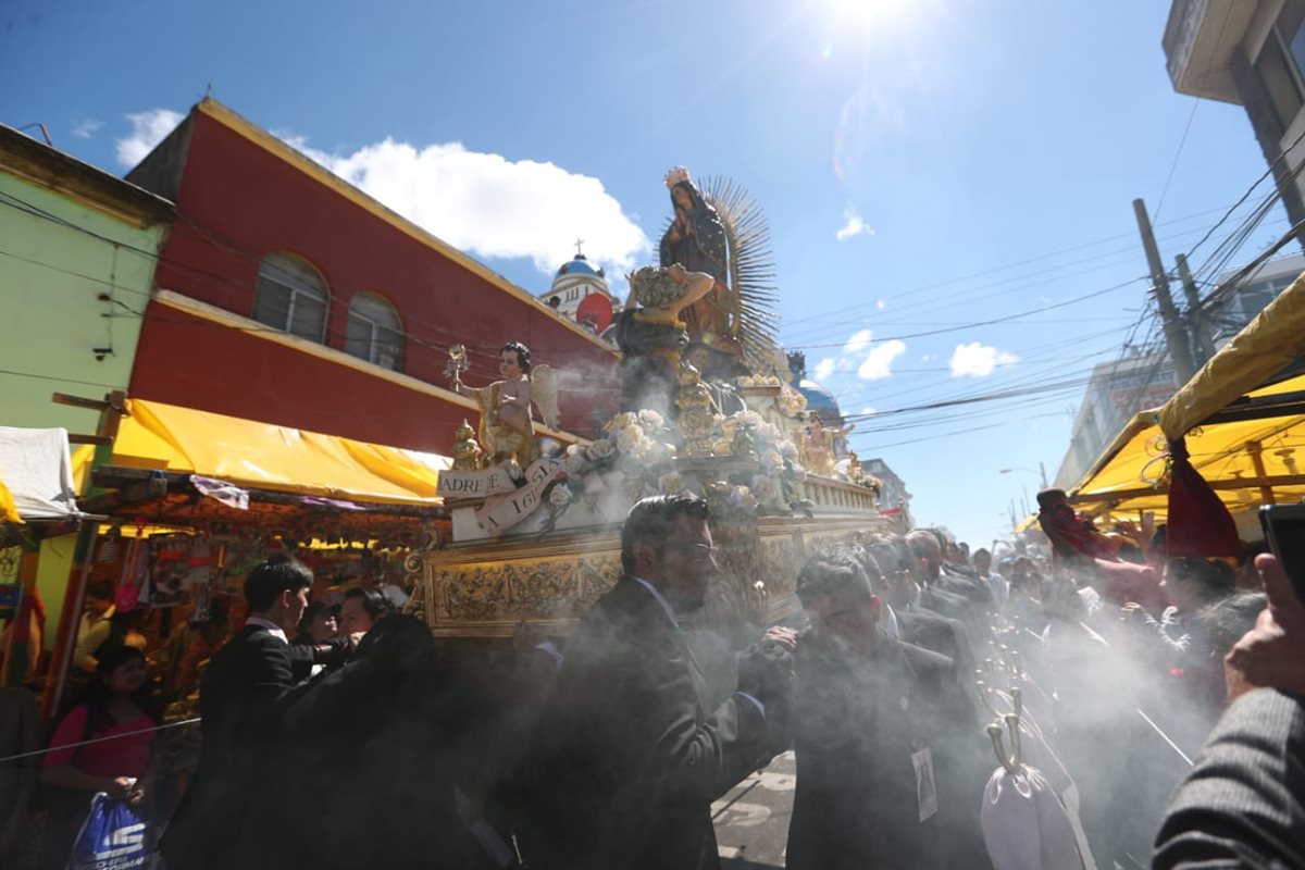 Procesión en las calles de la ciudad de Guatemala.