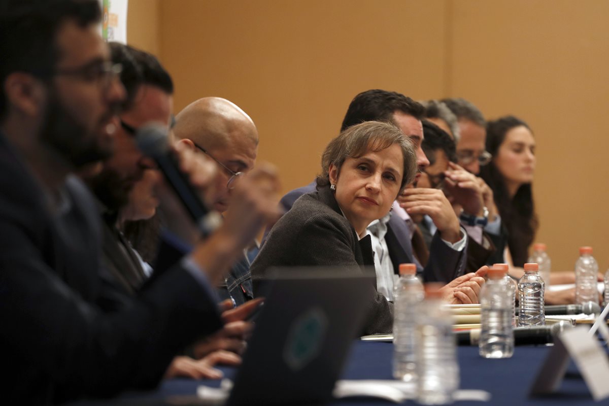 Carmen Aristegui -centro- es una de las periodistas espiadas presuntamente por el gobierno mexicano. (Foto Prensa Libre: AP)