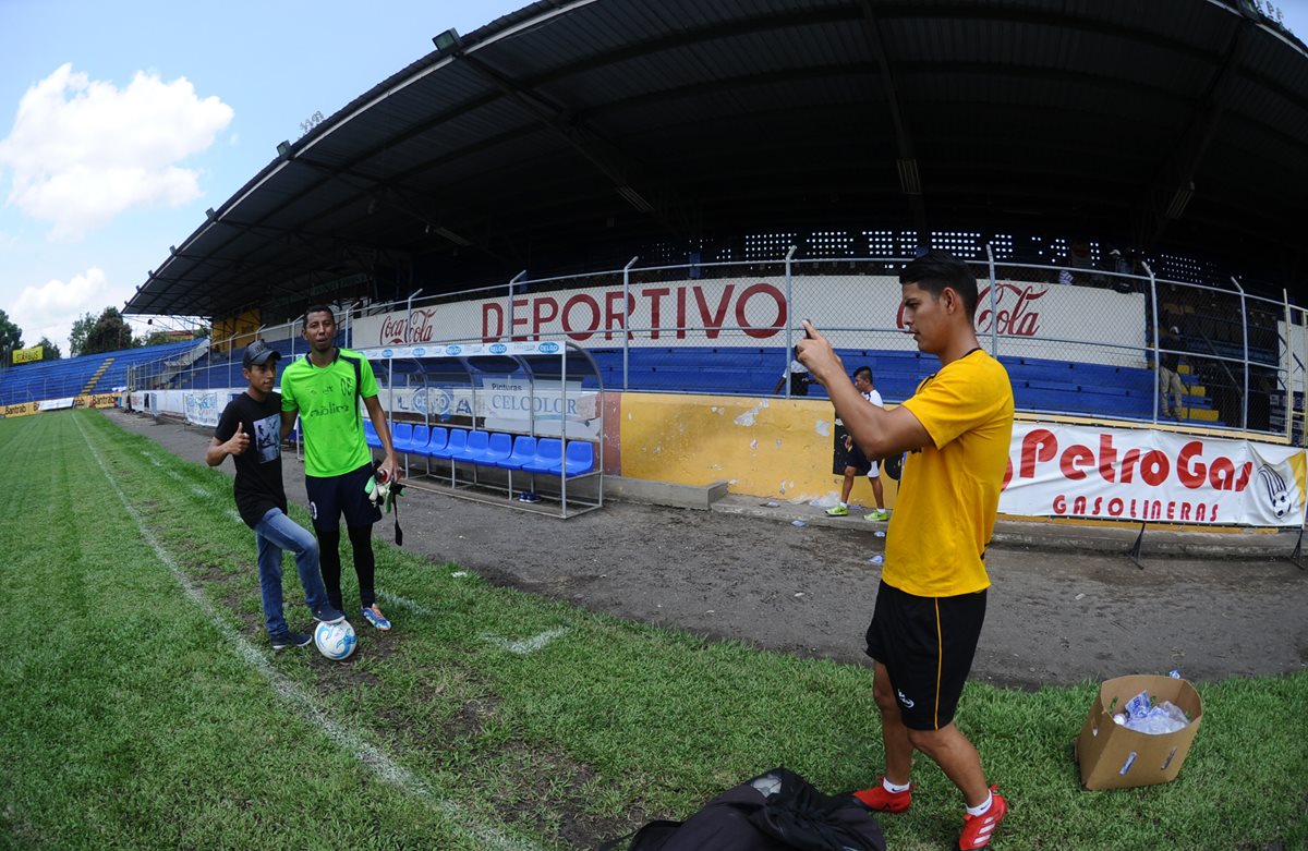 Kevin Santamaría fotografía al guardameta JJ Paredes. (Foto Prensa Libre: Edwin Fajardo)