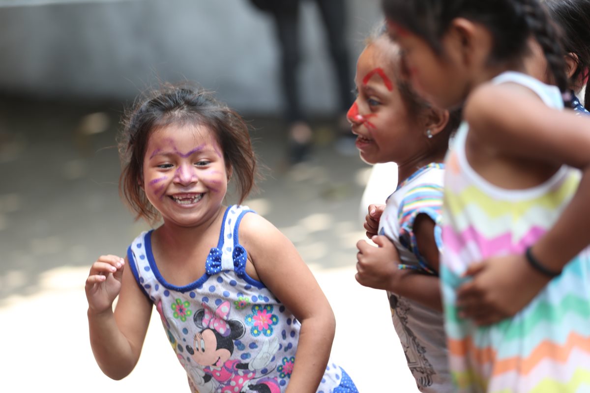 Niñas en un albergue en Santa Lucía Cotzumalguapa, Escuintla, juegan durante una actividad organizada por voluntarios, después de la tragedia del Volcán de Fuego (Foto Prensa Libre: Pablo Juárez).