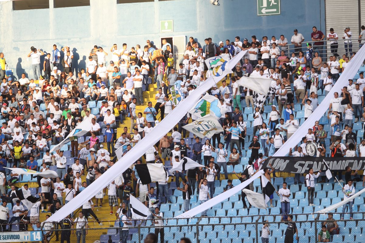 La afición de Comunicaciones retornó al estadio Doroteo Guamuch Flores para apoyar a su equipo. (Foto Prensa Libre: Jesús Cuque)